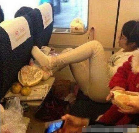 “姑娘,你的脚都快伸到小伙嘴里了,公众场合还是要注意一下的。”哈哈哈哈哈 “姑娘,你的脚都快伸到小伙嘴里了,公众场合还是要注意一下的。”哈哈哈哈哈