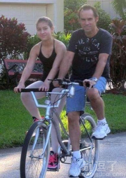 正在骑车的两个人。