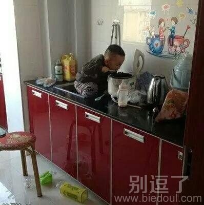 熊孩子肯定是饿抽了