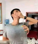 反手抓胸有什么难的 反手抓胸有什么难的