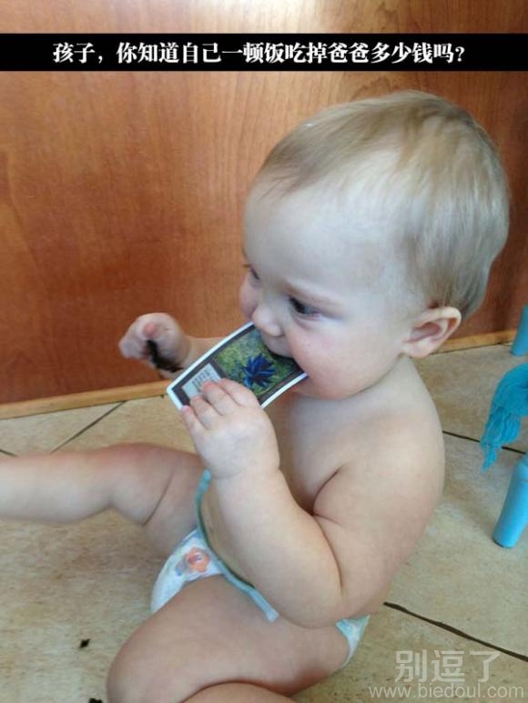 正在吃东西的小孩。 正在吃东西的小孩。