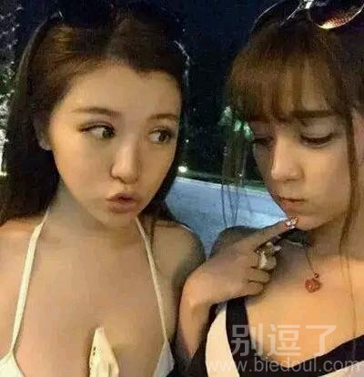 右边妹子的表情，看着好心疼的说