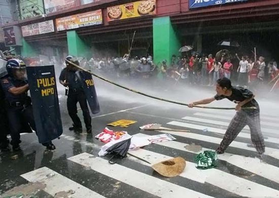 成群猴子打劫汽车