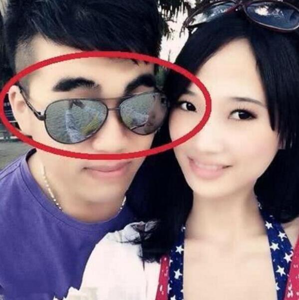 姑娘,你就别掩饰了,我们已经从你男朋友眼镜里看出来了 姑娘,你就别掩饰了,我们已经从你男朋友眼镜里看出来了