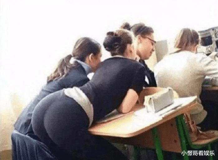 “女同学好奇心很重,经常这样和同学讨论问题”,哈哈哈哈有福了! “女同学好奇心很重,经常这样和同学讨论问题”,哈哈哈哈有福了!