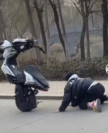 单身久了看啥都不对劲...第一眼看错的全给我面壁思过! 单身久了看啥都不对劲...第一眼看错的全给我面壁思过!
