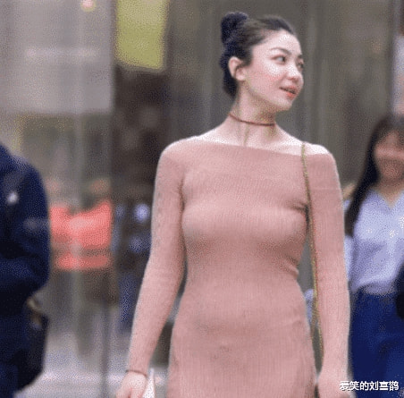 美女穿紧身裙的样子太霸道,都原形毕露了,好尴尬!哈哈哈 美女穿紧身裙的样子太霸道,都原形毕露了,好尴尬!哈哈哈