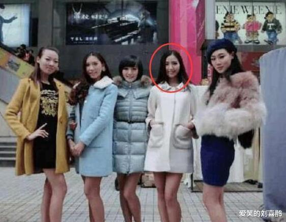 美女穿紧身裙的样子太霸道,都原形毕露了,好尴尬!哈哈哈 美女穿紧身裙的样子太霸道,都原形毕露了,好尴尬!哈哈哈
