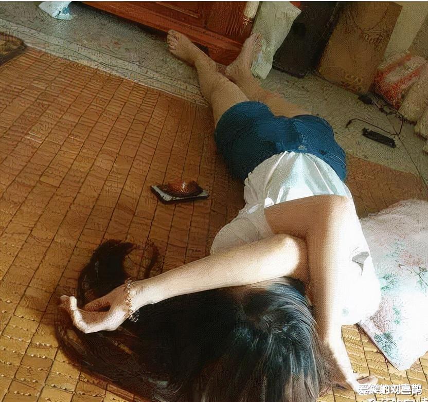 美女穿紧身裙的样子太霸道,都原形毕露了,好尴尬!哈哈哈 美女穿紧身裙的样子太霸道,都原形毕露了,好尴尬!哈哈哈