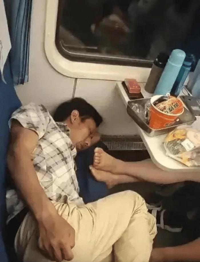 大叔在火车上睡着了,对面的姑娘直接把脚伸到座位上?真尴尬! 大叔在火车上睡着了,对面的姑娘直接把脚伸到座位上?真尴尬!