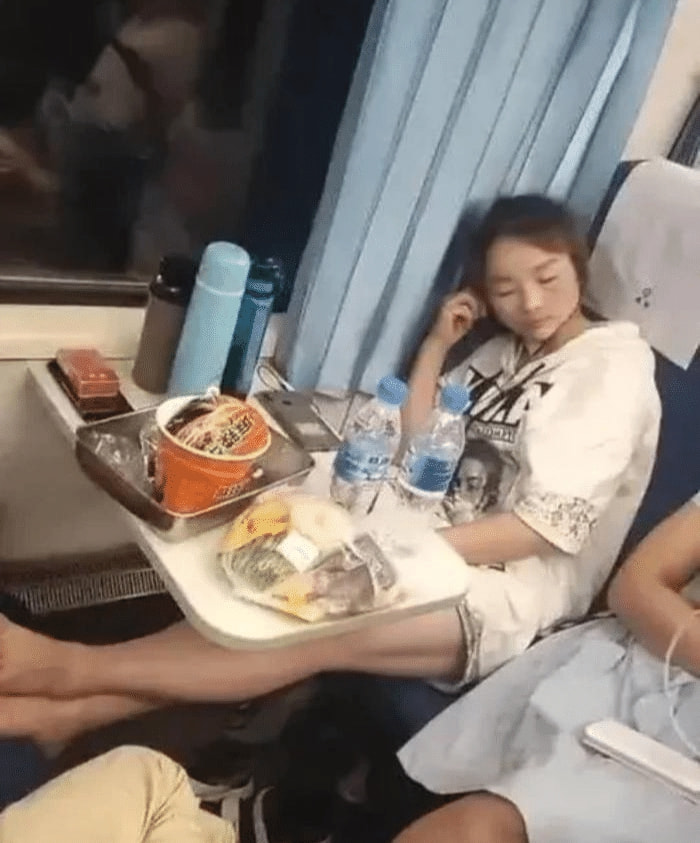 大叔在火车上睡着了，对面的姑娘直接把脚伸到座位上？真尴尬！