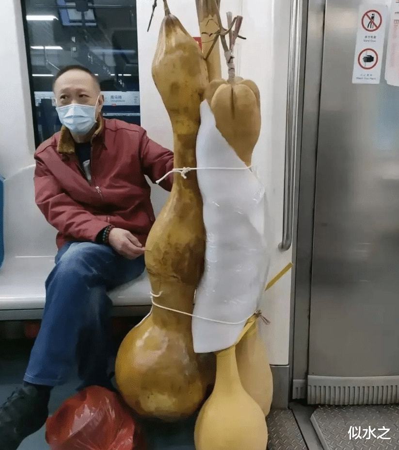 快递小哥给怀孕的女士送货上门,两年后才发现不对,笑出鹅叫 快递小哥给怀孕的女士送货上门,两年后才发现不对,笑出鹅叫