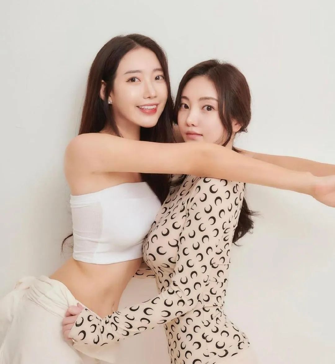 她竟然当众脱裤子?! 她竟然当众脱裤子?!