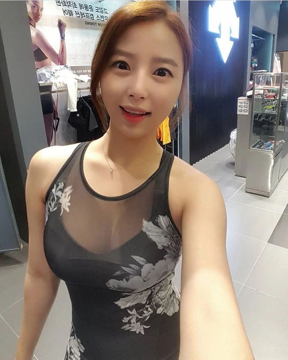 她竟然当众脱裤子?! 她竟然当众脱裤子?!