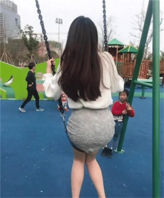 “女室友都20岁了,还穿着五六岁的衣服,是家境不好吗?”哈哈哈... “女室友都20岁了,还穿着五六岁的衣服,是家境不好吗?”哈哈哈...