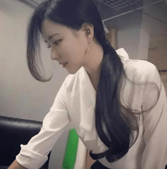 “老婆说地上的印记是她做瑜伽留下的，我总觉得哪不对！”哈哈哈哈哈～