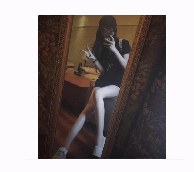 “老婆说地上的印记是她做瑜伽留下的，我总觉得哪不对！”哈哈哈哈哈～