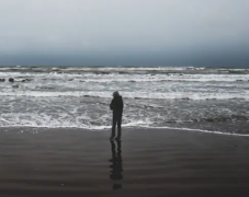 一个人孤独在海边散步的句子 一个人一片海的说说