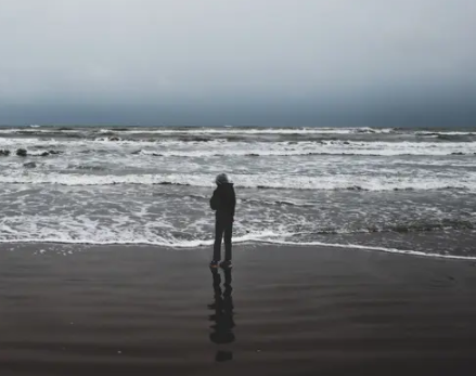 一个人孤独在海边散步的句子 一个人一片海的说说2