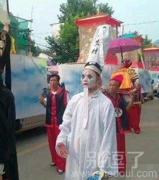 村里的庙会是这样子的