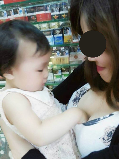 小大人的图片,笑看如何做出成熟表情与动作。
