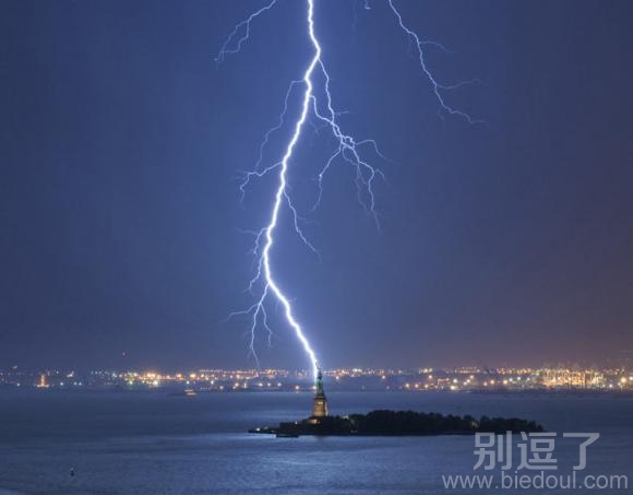 闪电袭击纽约港。