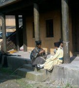 正在玩牌的道士。