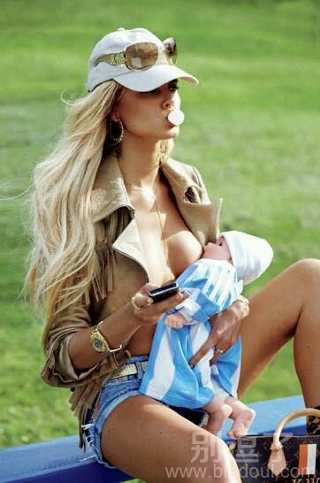 正在喂奶的妈妈。 正在喂奶的妈妈。