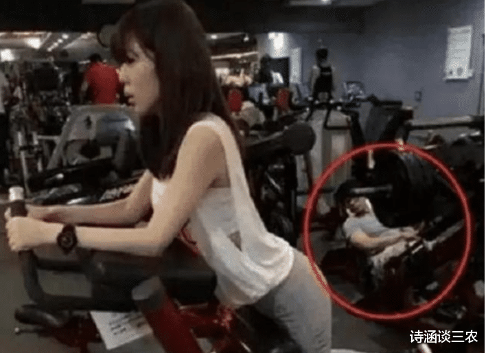 “兄弟,你来健身房的目的藏不住了,你的健身姿势已经说明一切。” “兄弟,你来健身房的目的藏不住了,你的健身姿势已经说明一切。”