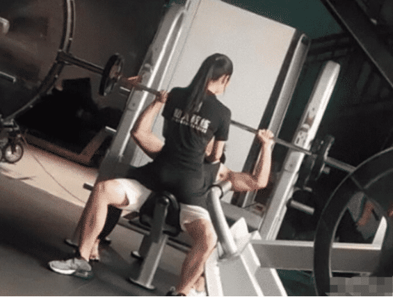 “假如一节私教课要2000,让女私教这样教你,你会愿意吗?”哈哈哈哈 “假如一节私教课要2000,让女私教这样教你,你会愿意吗?”哈哈哈哈