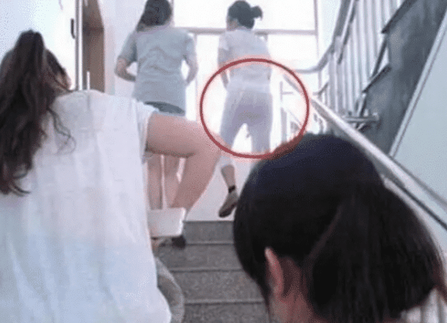 “现在的学生胆子这么大了吗?”这么薄的裤子也好意思穿出门?哈哈哈 “现在的学生胆子这么大了吗?”这么薄的裤子也好意思穿出门?哈哈哈