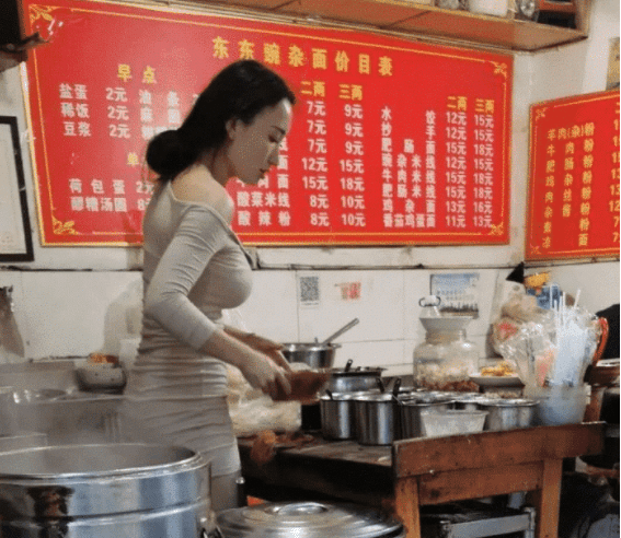 “女老板你穿成这样,生意不好是不可能的!”有那味了,哈哈哈哈哈 “女老板你穿成这样,生意不好是不可能的!”有那味了,哈哈哈哈哈