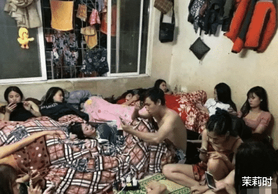 果然是长的好看,穿啥衣服都任性!这走在街上都不觉得尴尬么?哇哈哈 果然是长的好看,穿啥衣服都任性!这走在街上都不觉得尴尬么?哇哈哈