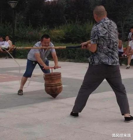 同学酒后搂着我老婆,我直接灌了他一斤白的,他老婆…哈哈哈哈哈 同学酒后搂着我老婆,我直接灌了他一斤白的,他老婆…哈哈哈哈哈