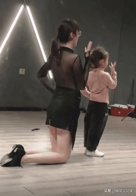 女朋友穿成这样去做家教老师,这到底是什么意思?网友:来教我吧 女朋友穿成这样去做家教老师,这到底是什么意思?网友:来教我吧