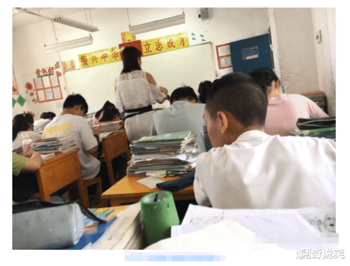“女同事穿成这样是不是过分了?”网友:“你是不是吃饱了撑的!”哈哈哈哈 “女同事穿成这样是不是过分了?”网友:“你是不是吃饱了撑的!”哈哈哈哈
