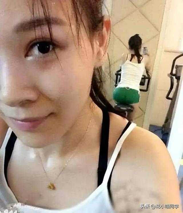 妹子自拍还是注意一下吧,后边镜子里可是啥都看见了 妹子自拍还是注意一下吧,后边镜子里可是啥都看见了