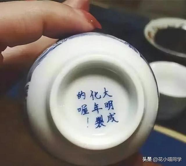 妹子自拍还是注意一下吧,后边镜子里可是啥都看见了 妹子自拍还是注意一下吧,后边镜子里可是啥都看见了