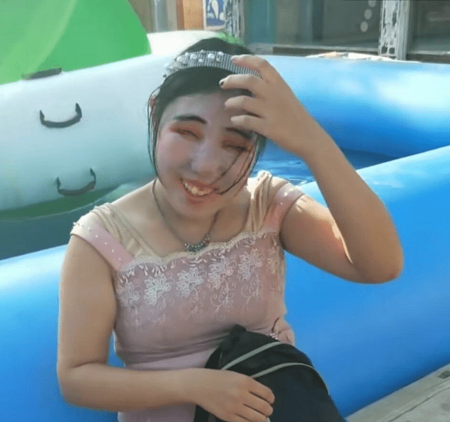 搞笑:和女朋友一起去水上乐园玩,她妆花了,现在我该怎么办? 搞笑:和女朋友一起去水上乐园玩,她妆花了,现在我该怎么办?