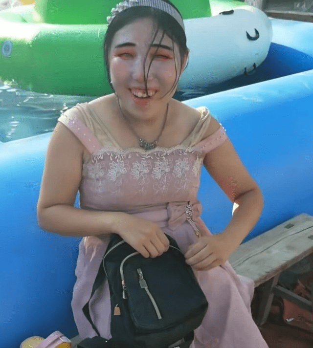 搞笑:和女朋友一起去水上乐园玩,她妆花了,现在我该怎么办? 搞笑:和女朋友一起去水上乐园玩,她妆花了,现在我该怎么办?