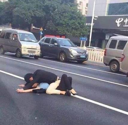 搞笑图片:压马路 搞笑图片:压马路