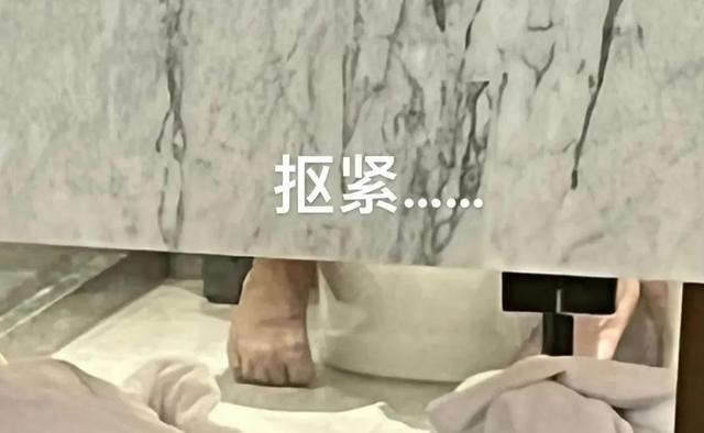 表面冷眼旁观这世界 背地里脚趾暗暗使劲 表面冷眼旁观这世界 背地里脚趾暗暗使劲