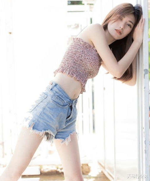 “路上捡到个U盘，里面一个文件夹都没有！这是啥玩意啊！” 哈哈哈