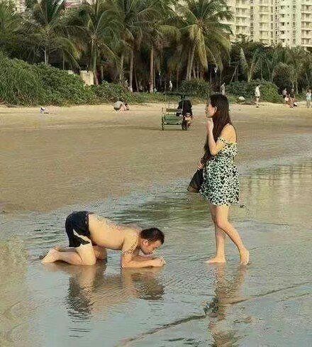 每日一笑:媳妇早上非要穿这件衣服出门,我不放心跟了一路! 每日一笑:媳妇早上非要穿这件衣服出门,我不放心跟了一路!