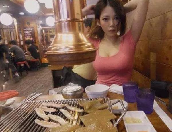 每日一笑:媳妇早上非要穿这件衣服出门,我不放心跟了一路! 每日一笑:媳妇早上非要穿这件衣服出门,我不放心跟了一路!