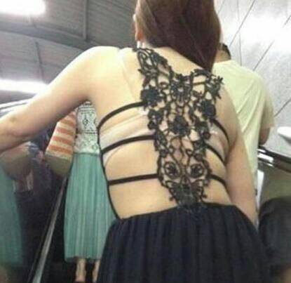 每日一笑:媳妇早上非要穿这件衣服出门,我不放心跟了一路! 每日一笑:媳妇早上非要穿这件衣服出门,我不放心跟了一路!