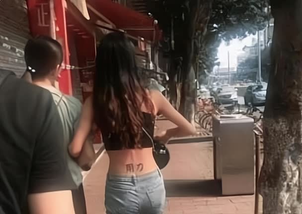 “无意中在女同事车上发现的,是用来干嘛的?谁给我解答一下”哈哈哈哈 “无意中在女同事车上发现的,是用来干嘛的?谁给我解答一下”哈哈哈哈