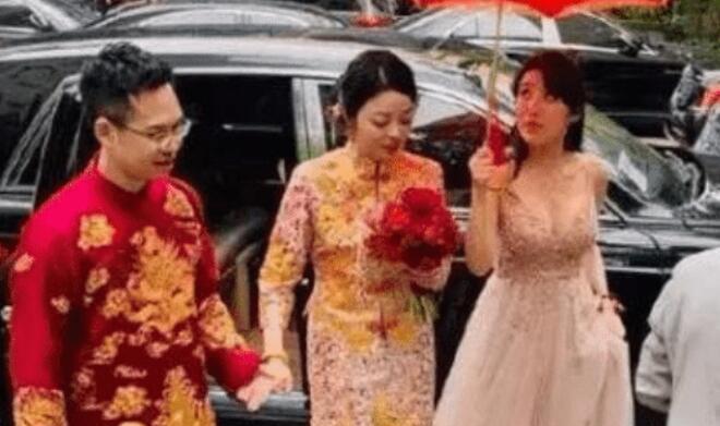 女同事结婚第二天,她老公出轨伴娘,这么诱惑的伴娘谁也扛不住 女同事结婚第二天,她老公出轨伴娘,这么诱惑的伴娘谁也扛不住