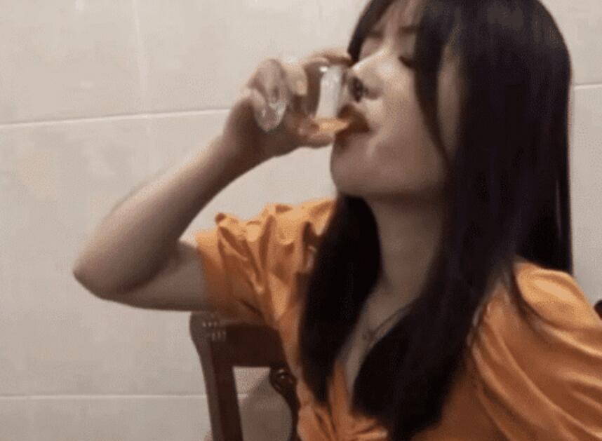 妹子真大胆，这纹身也敢漏出来，不觉得很傻屌吗？哈哈