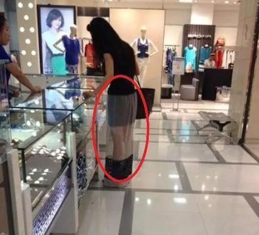 妹子你这裙子真透啊,我都不好意思看了,太尴尬了哈哈哈 妹子你这裙子真透啊,我都不好意思看了,太尴尬了哈哈哈